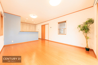 リビング:心地良いリビングは家族が自然と集まります。家族団欒の時間が増えそうです！ご家族と、より一層充実した時間を過ごせそうですね。明るく開放的な空間です！