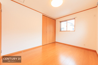 寝室:収納力が豊富な洋室です。お部屋もすっきり広々と使えて気持ちが良いです！
キレイな明るいお部屋で過ごすのは、更にのんびりゆっくりできますね！