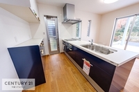 キッチン:リビングに面したキッチンはコミュニケーションが取りやすく、安心感がありますね。
お料理しながら家族との会話を楽しめる対面キッチンです。小さなお子様にも目が届き安心です。