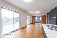 リビング:大きな窓のあるリビングは、陽光あふれる明るい空間です！居心地良く、ご家族皆がゆったり寛げる憩いの空間となりそうです！