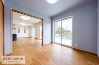 洋室:リビングに隣接した洋室！開放してリビングの延長として使うのも良いですね！お客様が来た時にすぐに閉められるので、お子様の遊ぶスペースにも最適です！