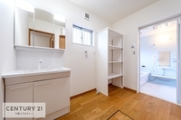 洗面室:収納力のある洗面所！タオルや洗濯洗剤など、楽々収納できますね。洗面所がキレイだと、お風呂前もお風呂後も気分が良いですね。