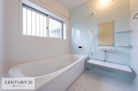 浴室:ホワイトカラーをベースとした綺麗な清潔感溢れるバスルームです。
ゆったりと浴槽に浸かれそうですね！一日の疲れを癒すリラックスタイムを過ごせます！