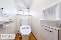 トイレ:1・2階にトイレがございます！朝の忙しい時間帯も待たずにすみそうですね。清潔感のあるトイレは気分が良くなりますね。