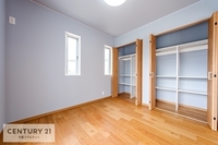 寝室:収納力が豊富な洋室です。お部屋もすっきり広々と使えて気持ちが良いです！
キレイな明るいお部屋で過ごすのは、更にのんびりゆっくりできますね！