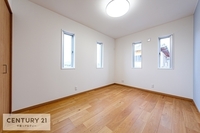 その他:２面採光採用の室内は陽当たり、通風ともに良好です。
大きな掃き出し窓がないので小さなお子様にも安心な設計となっております！