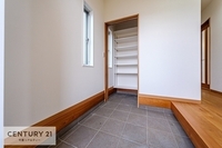 玄関:収納力たっぷりの玄関です！靴の収納に困りません！玄関周りがスッキリ片付きます！
お客様や家族を心地よく御出迎えが出来ます！