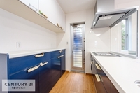 キッチン:オシャレなキッチンです。
うれしい設備がたくさんのシステムキッチン。収納もたっぷりで、食品やキッチン用品もスッキリと収納できます！