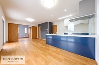 リビング:キッチンから見渡せるリビングはコミュニケーションが取りやすく、安心感がありますね。家事で忙しいママにも目が行き渡る空間です！