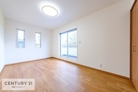 洋室:住まう方自身でカスタマイズして頂けるように「シンプル」にデザインされた室内。自由度が高いので家具やレイアウトでお好みの空間を創り上げられます。