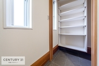 玄関:たっぷりと収納できるシューズボックス付の玄関！散らかりがちな玄関もすっきりできそうです。
帰宅時に玄関がキレイだと気持ちが良いですね！