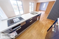 キッチン:オシャレでスタイリッシュなシステムキッチンです！リビングに面しているのでコミュニケーションが取りやすいですね！