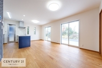 リビング:心地良いリビングは家族が自然と集まります。家族団欒の時間が増えそうです！ご家族と、より一層充実した時間を過ごせそうですね。明るく開放的な空間です！