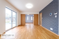 寝室:壁面が広く、窓も高い位置にあるのでベッドや家具の置き場所にも困りませんね！どんなレイアウトにするか、イメージが膨らみます！