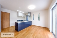 リビング:温もり溢れる明るく心地の良い空間のリビングです。居心地の良い空間で、家族団欒の時間が増えそうですね！
おうち時間もゆったり過ごすことができそうです！