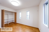 洋室:プライベートが充実する空間です！収納力たっぷりのクローゼット付き。洋服などスッキリと収納できて、お部屋を広々と利用できますね！