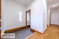 玄関:圧迫感のない玄関スペースです！疲れて帰ってきても優しく迎え入れてくれる、そんな空間になっています。
明るく温もり溢れる玄関です！