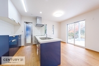 キッチン:人気の対面式キッチンは、リビングで遊んでいるお子様やご家族の様子を見ながら作業ができ、コミュニケーションもバッチリとれますね！