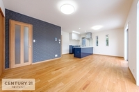 リビング:大切な家族が集まるからこそLDKにはこだわりたい。日当たりのよい広～いLDKを、子供たちが元気に笑いながら走り回っている姿を見た時が「広い家にして良かった」と思う瞬間です。