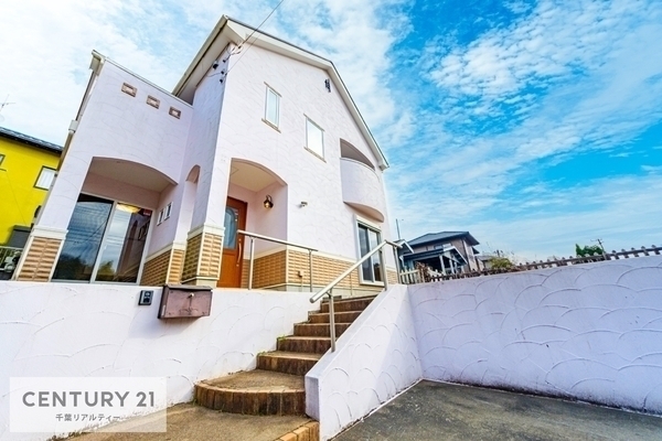 外観:センチュリー21千葉リアルティーは地域密着。不動産のことなら、どのようなことでもお気軽にご相談ください。
千葉リアルティーは不動産のプロフェッショナルとして、お客様のご要望にお応えします。
