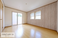 洋室:大きな窓からはバルコニーへ出られます。天気のいい日はバルコニーへ出てリフレッシュするのもいいですね！