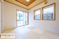 和室:タタミの香りが安らぎを与える、リラックス空間。日本人の心感じる「和」の空間。井草の香り漂う空間は癒しのひと時を演出してくれます！リラックス効果があるので快適です！