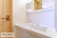 洗面室:広々洗面所で脱衣スペースもゆったり利用できますね！明るく清潔感のある気持ちのいい空間です。
朝に身支度便利な独立型洗面台です！