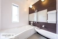 浴室:温かみのある浴室で１日の疲れをリフレッシュできそうです。リラクゼーション空間でゆったりとバスタイムを楽しめそうです。