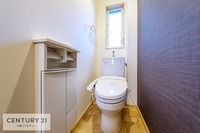 トイレ:1・2階にトイレがございます！朝の忙しい時間帯も待たずにすみそうですね。清潔感のあるトイレは気分が良くなりますね。