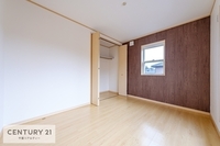 寝室:壁面が広いのでベッドや家具の置き場所にも困りませんね！収納力もバッチリです！
どんな家具を置こうかワクワクしますね！