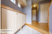 玄関:シューズボックス付き！靴の収納に困りません！玄関周りがスッキリ片付きます！
お客様や家族を心地よく御出迎えが出来ます！