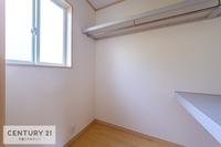 収納:ウォークインクローゼットです。季節のものはもちろん、趣味のものや大きいものもたっぷりと収納できます！