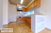 キッチン:オシャレでスタイリッシュなシステムキッチンです！リビングに面しているのでコミュニケーションが取りやすいですね！