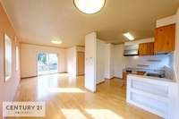 リビング:大きな窓のあるリビングは、陽光あふれる明るい空間です！居心地良く、ご家族皆がゆったり寛げる憩いの空間となりそうです！