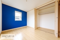 洋室:プライベートが充実する空間です！収納力たっぷりのクローゼット付き。洋服などスッキリと収納できて、お部屋を広々と利用できますね！