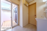 洗面室:洗面所には大きな掃き出し窓が付いているので、換気もしっかりとできますね！明るく清潔感のある洗面所です。