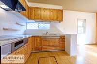 キッチン:小窓のあるキッチンは換気もしっかりできるので臭いの心配はいりません。シンクも広々としており、洗い物もしやすいですね！