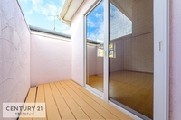 バルコニー:陽当たりの良いスカイバルコニーで、お洗濯物もよく乾きそうですね！
スペースもあるので、お天気の良い日にはバルコニーへ出てリフレッシュするのも気持ちよさそうです。