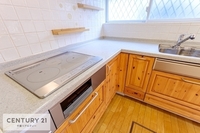 キッチン:3口コンロなど、主婦には嬉しい設備がいっぱいのシステムキッチンです。
毎日のお料理がはかどりそうですね！