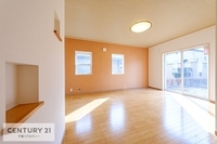 リビング:心地良いリビングは家族が自然と集まります。家族団欒の時間が増えそうです！ご家族と、より一層充実した時間を過ごせそうですね。明るく開放的な空間です！