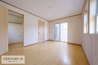 寝室:収納力が豊富な洋室です。お部屋もすっきり広々と使えて気持ちが良いです！
キレイな明るいお部屋で過ごすのは、更にのんびりゆっくりできますね！