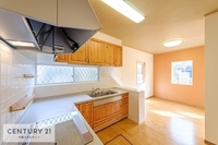 キッチン:毎日使うキッチンが綺麗で清潔でオシャレならお料理を作るのも楽しくなりますよね。リビングに面しているので、ご家族との会話も楽しめそうです！