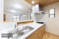 キッチン:うれしい設備がたくさんのシステムキッチン。収納もたっぷりで、食品やキッチン用品もスッキリと収納できます！