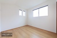 洋室:住まう方自身でカスタマイズして頂けるように「シンプル」にデザインされた室内。自由度が高いので家具やレイアウトでお好みの空間を創り上げられます。