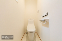 トイレ:シンプルなカラーのトイレ！白基調としているのでお掃除がしやすいです！