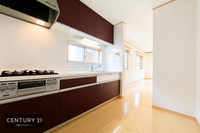 キッチン:リビングに面したキッチンはコミュニケーションが取りやすく、安心感がありますね。
小さなお子様にも目が届き安心です。