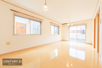 リビング:大切な家族が集まるからこそLDKにはこだわりたい。日当たりのよい広～いLDKを、子供たちが元気に笑いながら走り回っている姿を見た時が「広い家にして良かった」と思う瞬間です。