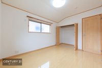 洋室:プライベートが充実する空間です！収納力たっぷりのクローゼット付き。洋服などスッキリと収納できて、お部屋を広々と利用できますね！