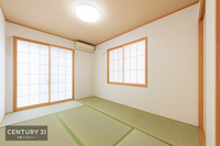 和室:タタミの香りが安らぎを与える、リラックス空間。日本人の心感じる「和」の空間。井草の香り漂う空間は癒しのひと時を演出してくれます！リラックス効果があるので快適です！