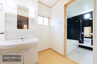 洗面室:広々洗面所で脱衣スペースもゆったり利用できますね！明るく清潔感のある気持ちのいい空間です。
朝に身支度便利な独立型洗面台です！